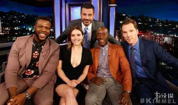 “绯红女巫”大爱深V礼服 胸前中门打开辣翻观众!