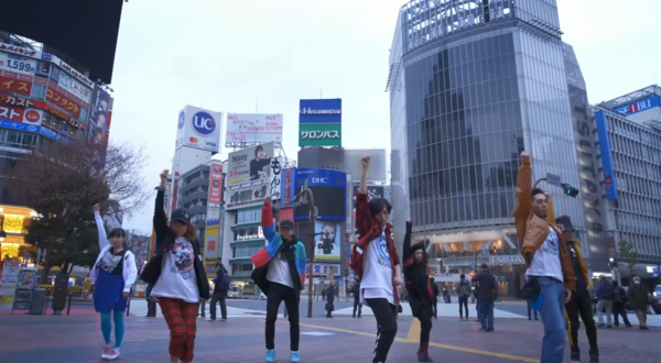 《女神异闻录》真人舞蹈短片 动作整齐划一，嗨爆全场