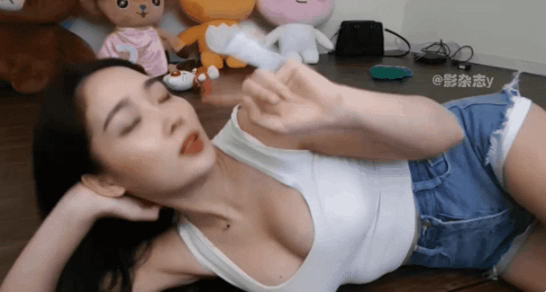 最新一期内涵爆笑动图 美女主播在线陪聊,胸大技术好