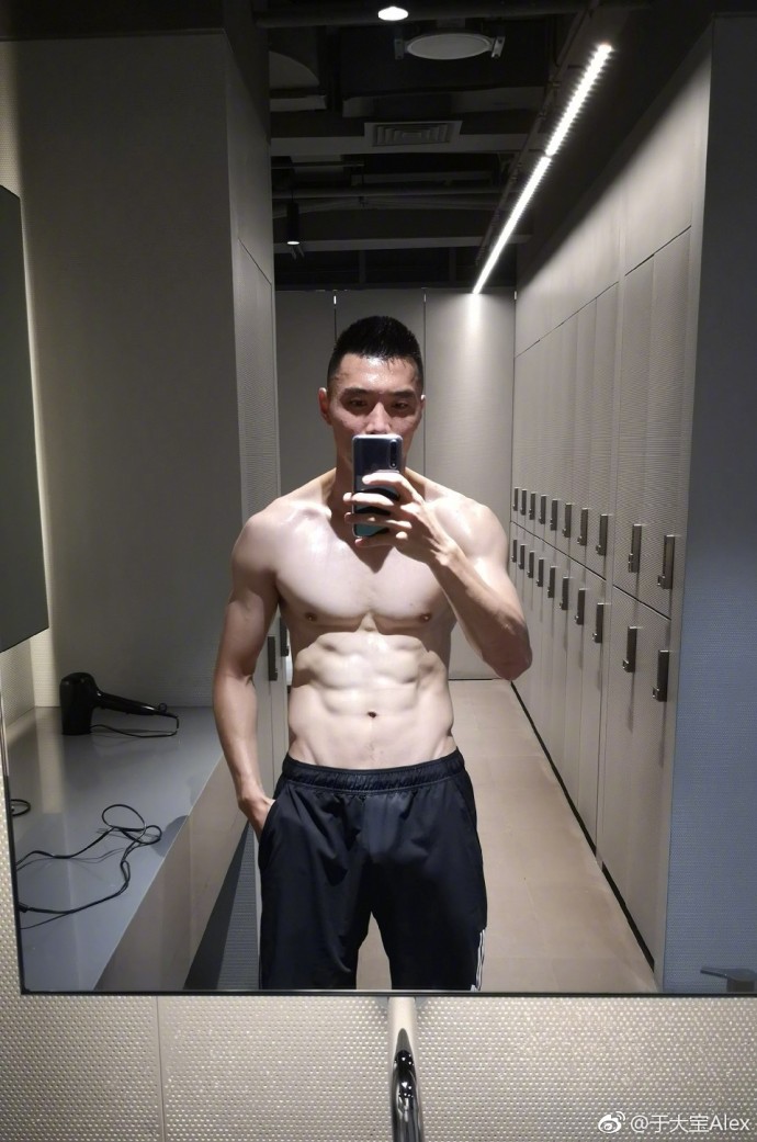 国脚半裸秀肌肉致敬C罗 女主播点赞