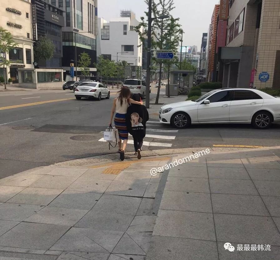 刚出道没多久的她们居然公费谈恋爱了? 服惹!这才是真的公费谈恋爱…………