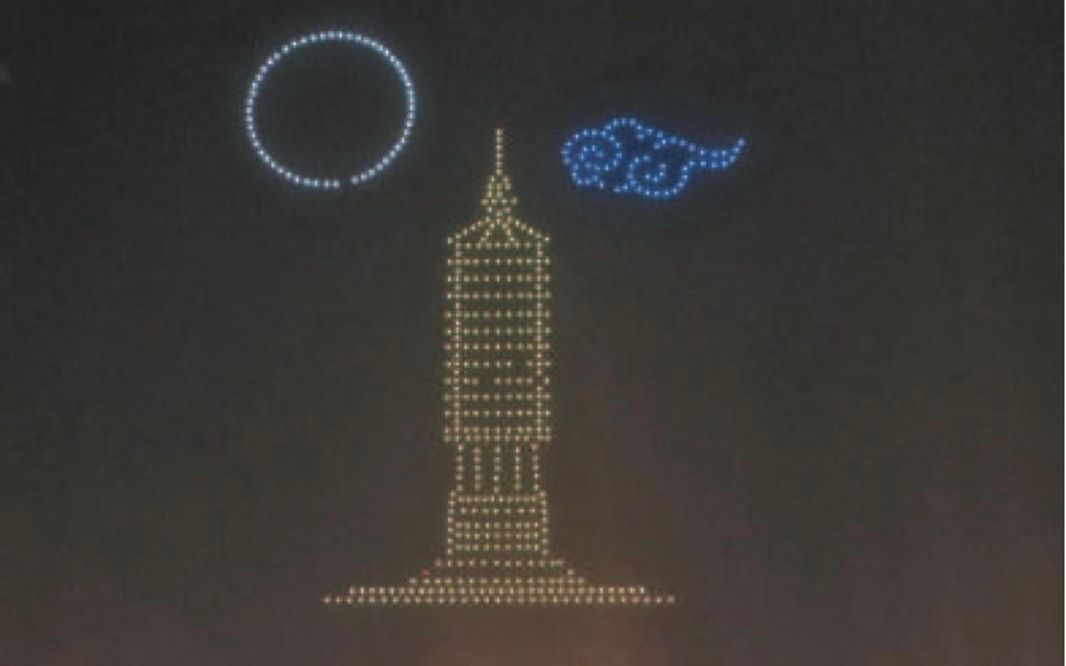 无人机编队表演中，光点变换组合呈现出的通州燃灯塔图样。摄影/新京报记者 王嘉宁