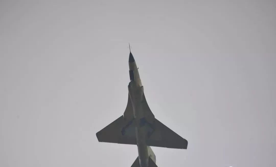 28日11时,贵州造FTC-2000G战机在安顺首飞成