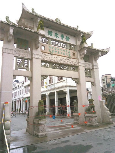 事发后,牌坊被围蔽。