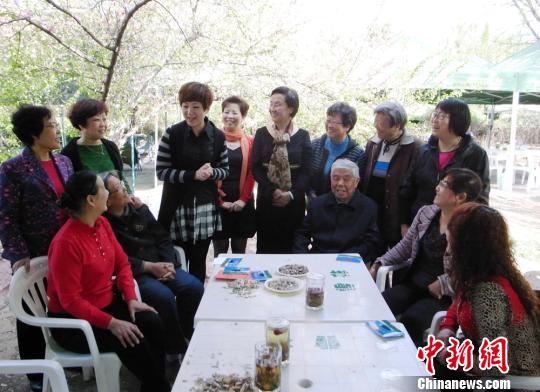 图为惠兰荣和病友们,在甘肃省抗癌俱乐部组织下,在公园聊天解闷,互相鼓励。 钟欣 摄