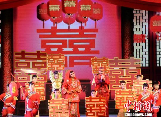 会议期间,参会代表和及社会相关人士近400人观看了山西金融职业学院师生自编自演并于2015年被列为山西省教育厅高雅艺术进校园优秀剧目的素质教育歌舞剧《晋商魂》。 屈丽霞 摄 全国高职院校素质教育研讨会召开 近300专家学者探索教育新路径