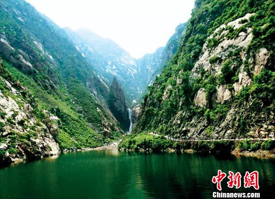 神潭大峡谷地形地貌独特壮美,主峰“九洲疙瘩”海拔1778.3米,突兀于群山之中;九个峰顶常年浮于云海之上,亦真亦幻,被誉为“九洲太平”。 山西省旅发委供图 摄