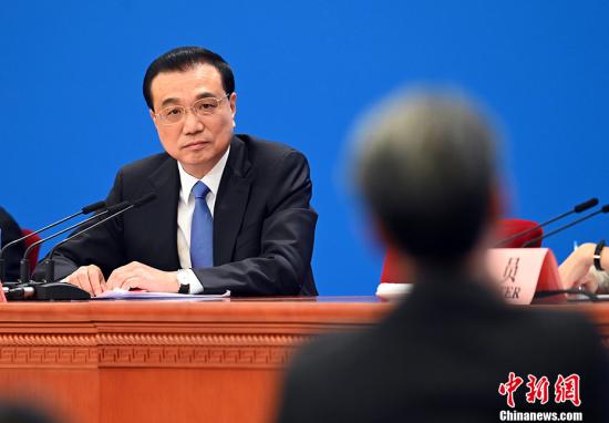 圖爲李克強聽取記者提問。<a target='_blank' href='http://www.chinanews.com/'>中新社</a>記者 侯宇 攝