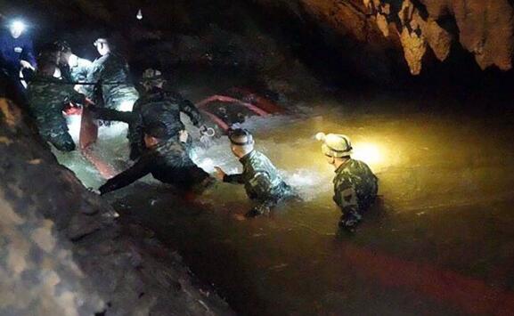 泰国少年足球队13人仍受困 军方要教其洞内潜