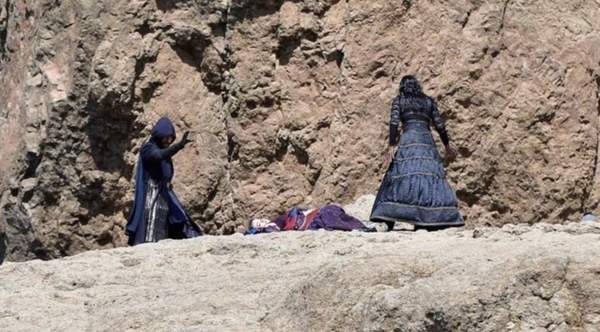 《巫师》真人电视剧片场照曝光 叶奈法与神秘男子对峙