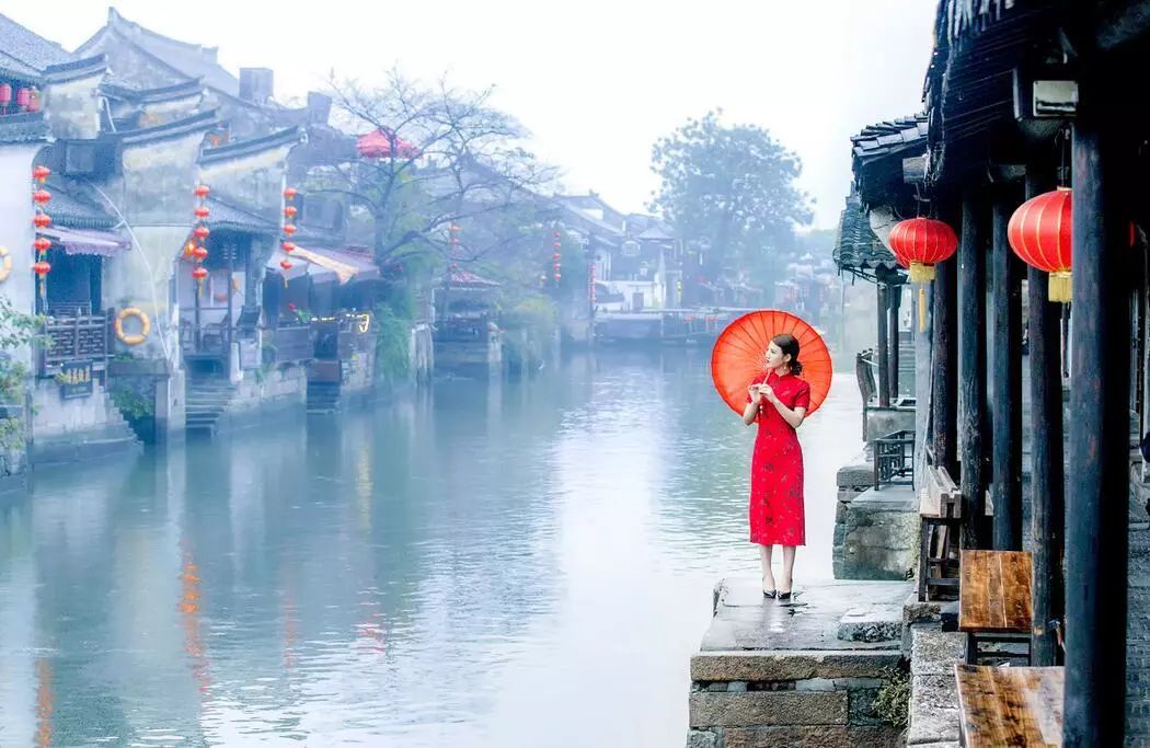 天青色等烟雨，而我在等你