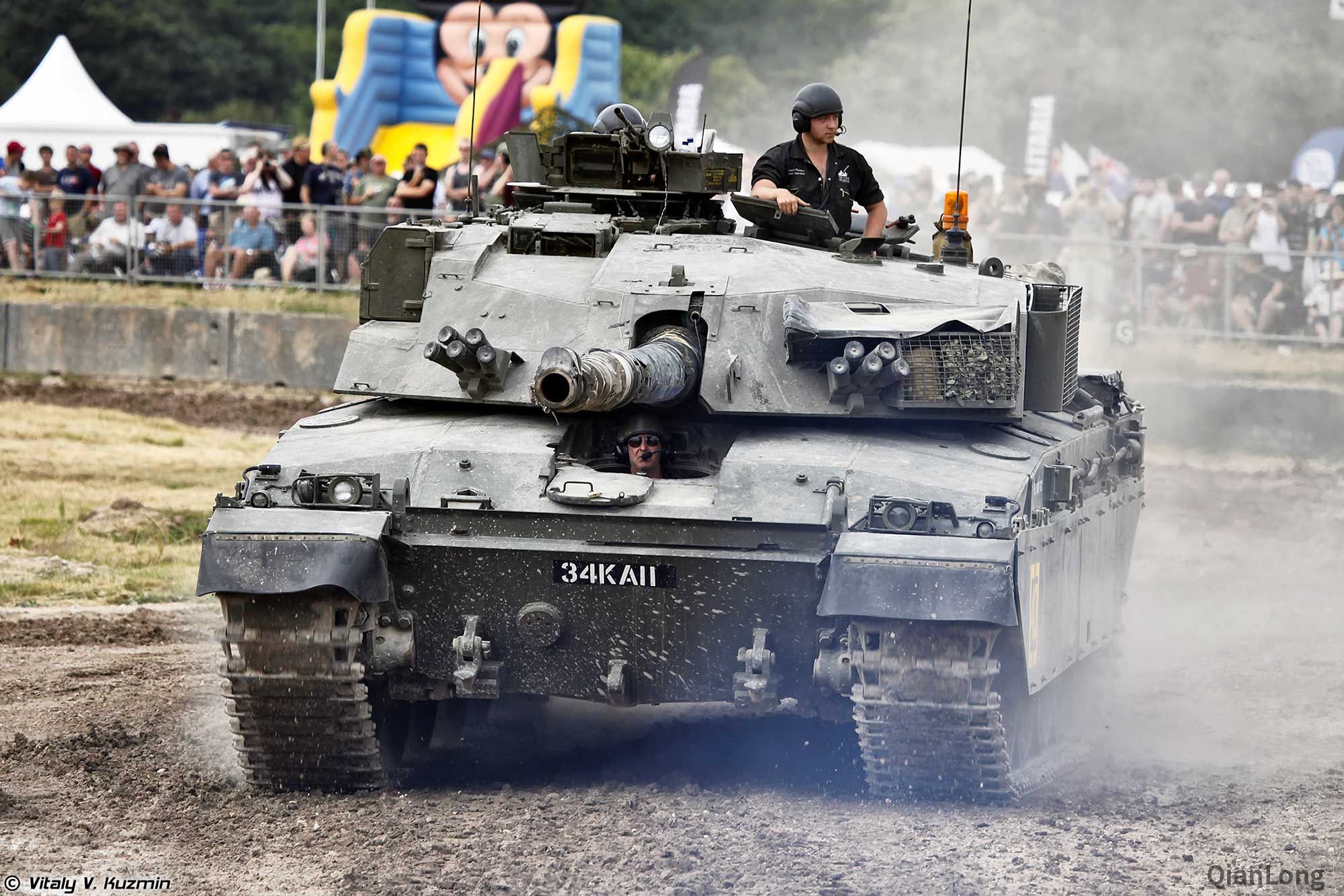 英国博文顿坦克博物馆举行庆祝活动 挑战者化身“威震天”出场