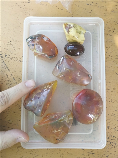 缅甸琥珀变色龙_缅甸琥珀值钱吗_缅甸琥珀