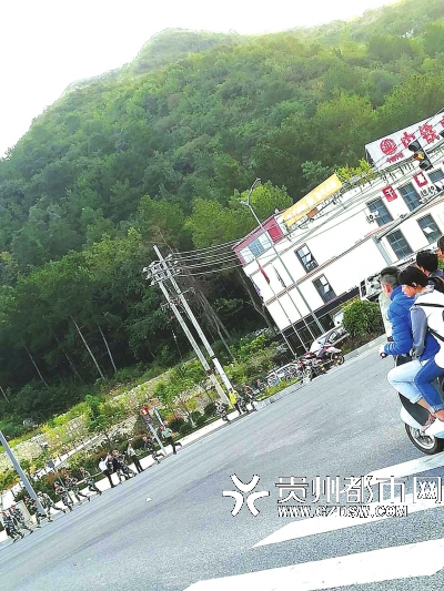 网友在微博中发的军训学生拉练过斑马线。贵州都市报 图