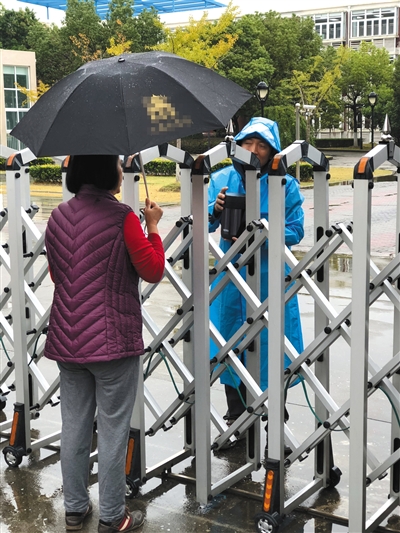 10月22日中午,不少中芯学校的家长来校为孩子送餐。 新京报记者 王文秋 摄