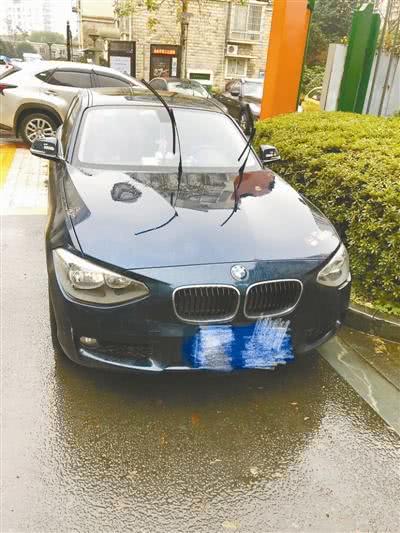 小区里的汽车雨刮器被竖了起来。 受访者供图