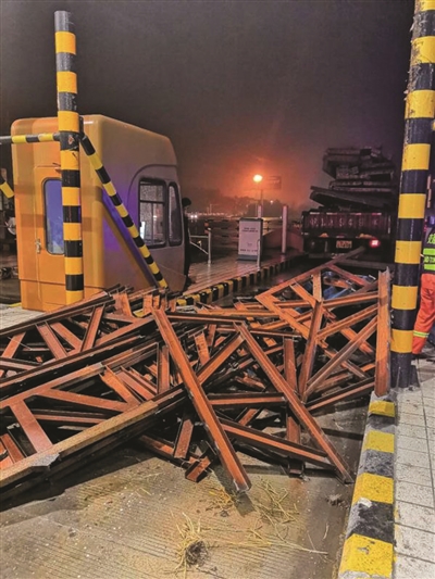 货车上掉落铁板 将收费站封堵