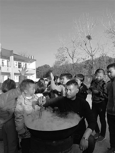 校长掌勺，给25名留守儿童加餐