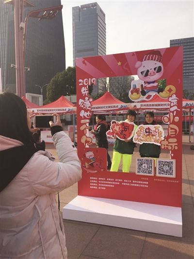 人气爆棚！大型合影框被“包围”