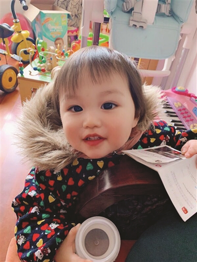 家有搞笑萌娃，乐趣丛生！