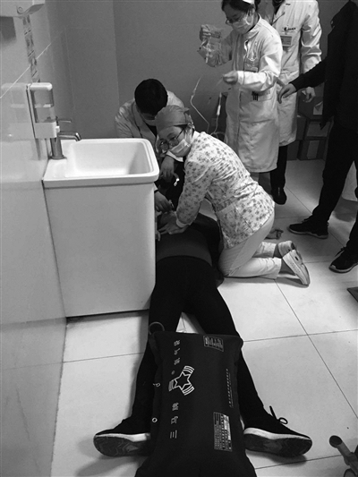 1小时心肺复苏,约7000次按压 靖江12名医护人员“抢回”一条生命