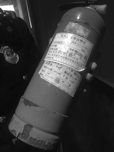 网咖里的灭火器瓶底已锈迹斑斑