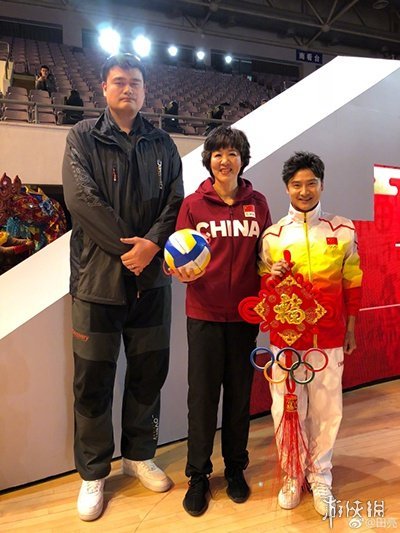 众名星与姚明合影惨被网友调侃:好像只有一米三!