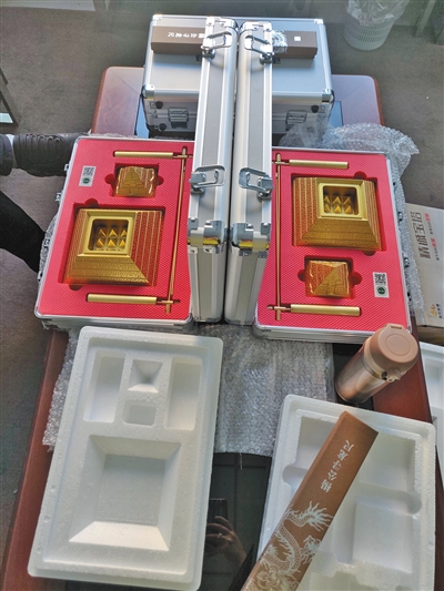 3月23日，位于丰台的北京鸿正科技公司内，多名会员购买了售价1万元的金字塔模型。