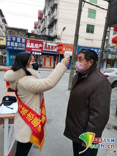 王俊在参与志愿服务工作。受访者供图