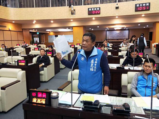 针对黄伟哲的项目报告,不分蓝绿议员纷纷要求具体提出冻涨内容,现场炮声隆隆。(图片来源:台湾“中时电子报”)