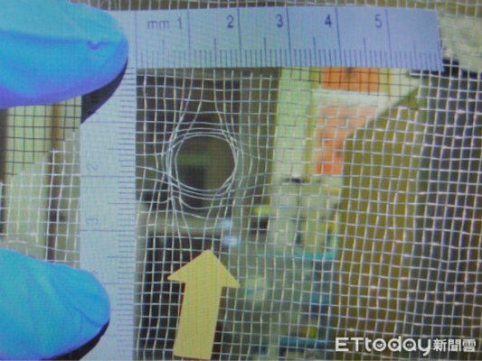 刘茂群八德区服务处遭遇枪击事件，纱窗留有类似弹孔痕迹。（图：东森新闻云）
