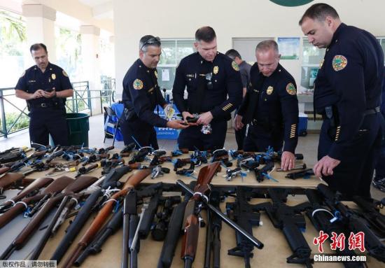 当地时间3月17日，美国迈阿密警察在当地开展枪支回购行动，超过100支枪支在行动中回购，售价最高的枪支甚至可以得到250美元的礼品卡。