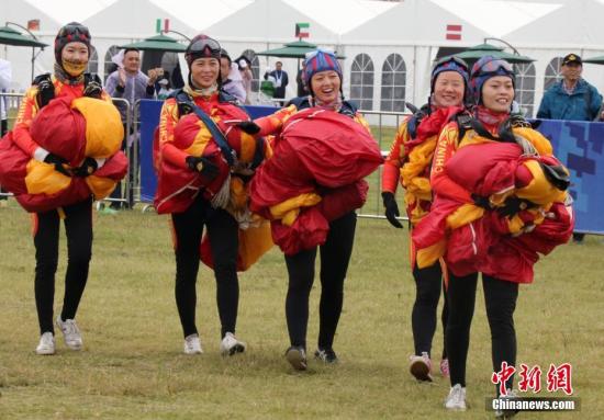  在当天的女子集体定点决赛中，中国选手刘思维、苗梦怡、王平、肖瑶、邢雅萍携手出战。 中新社记者 任海霞 摄