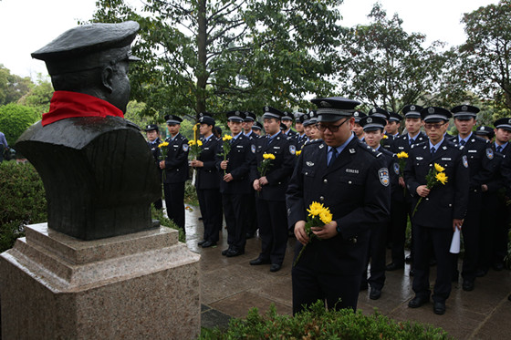 父亲更近一些 烈士严德海之子讲述从警心路