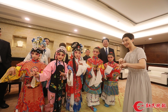 上海开展京剧进校园活动 萌娃露出才艺尖尖