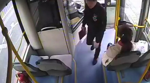 飞鸿娱乐报道:男子在公交车上捡走电脑,失主:监控拍到你了,能还给我吗? 飞鸿娱乐报道:男子在公交车上捡走电脑,失主:监控拍到你了,能还给我吗?