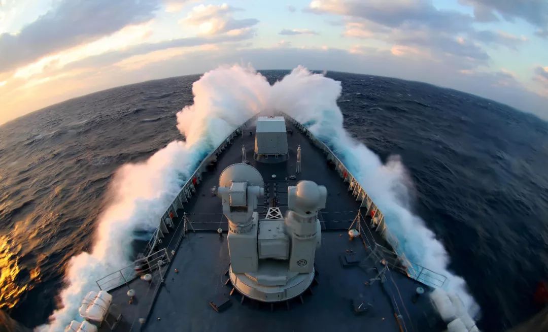 △长沙舰在大风浪中破浪前行/资料图(视觉中国)