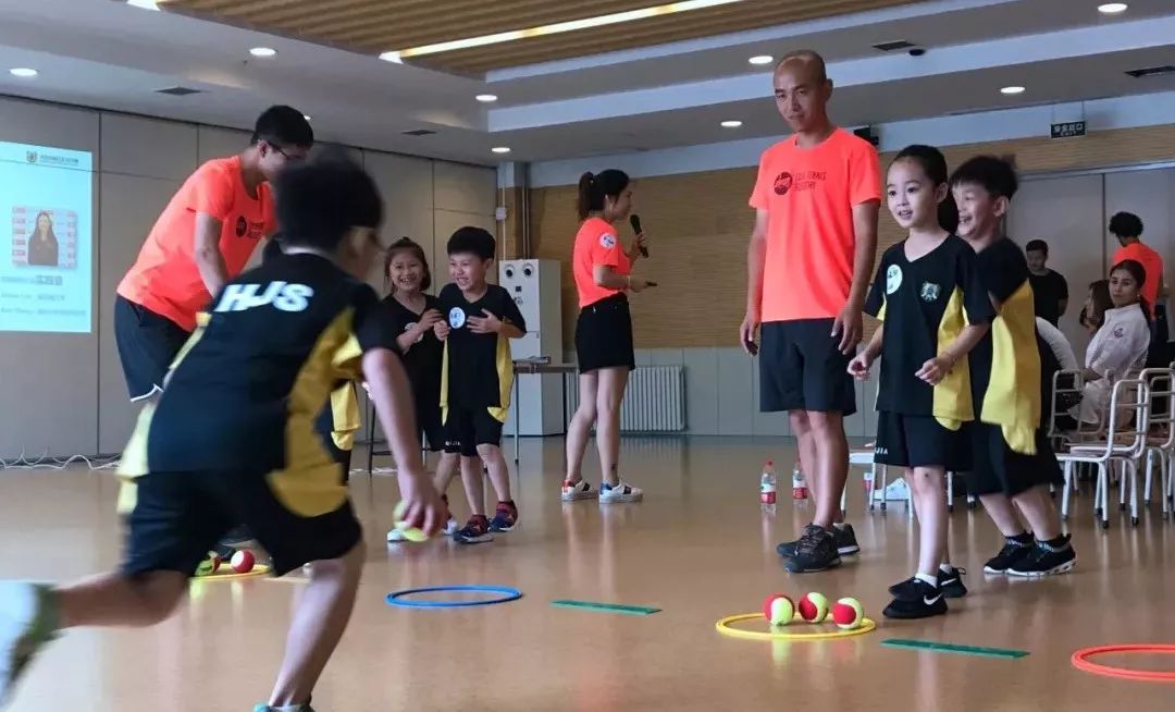 孩子几岁可以玩儿足球吗,几岁孩子可以踢足球