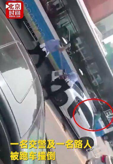 注意这辆车!北京街头奥迪超跑冲卡撞翻交警 司