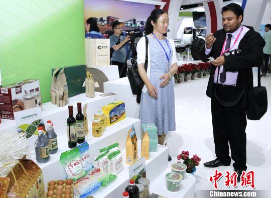 图为外国客商品鉴高原特色农产品。 张添福 摄