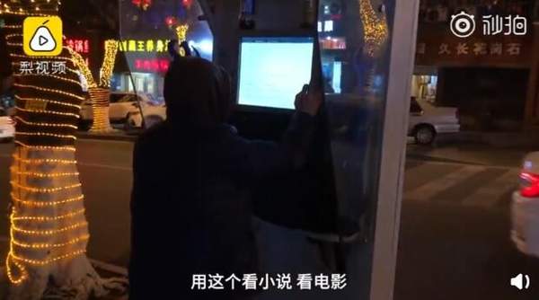 自古高手在民间!男子“魔改”电话亭蹭网看小说打游戏