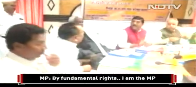 【蜗牛棋牌】为了一块石头 印度两名议员当记者面抡鞋互殴(图)