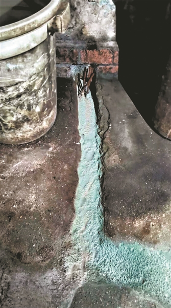 两家无证照排污企业直排蓝色听听音乐网废水被