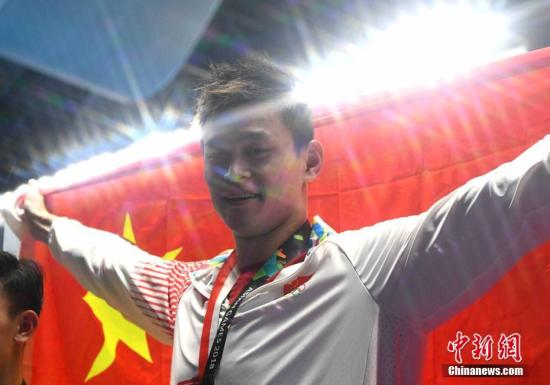 当地时间8月24日,孙杨完成了第十八届雅加达亚运会的最后一场比赛——男子1500米自由泳项目,并以14分58秒53的成绩顺利夺冠。此前,孙杨在男子200米、400米自由泳中分别斩获金牌,在男子4x100米自由泳项目获得银牌。<a target='_blank' href='http://www.chinanews.com/'>中新社</a>记者 王东明 摄