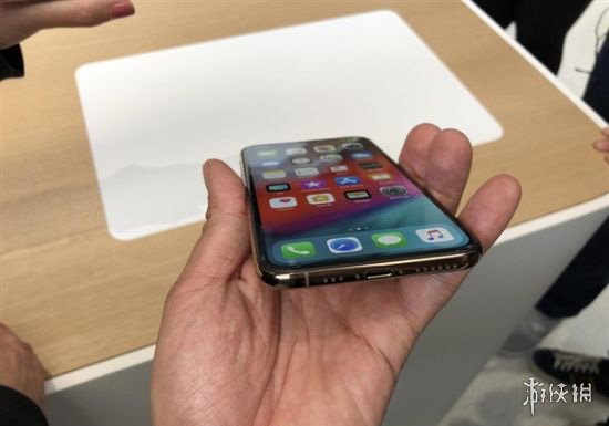 IPhoneXS,iPhone13配色 苹果iphonexs真机图赏65寸屏幕带来55寸的手感