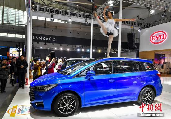 新疆3·15国际车展开幕 吸引参观者