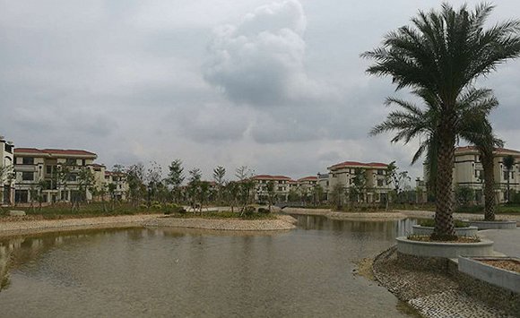 陈生为村民们盖的别墅区里还有观景湖。摄影:梁宙