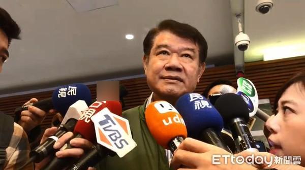 华航机师罢工,董事长何暖轩受访。(图片来源:东森新闻云)