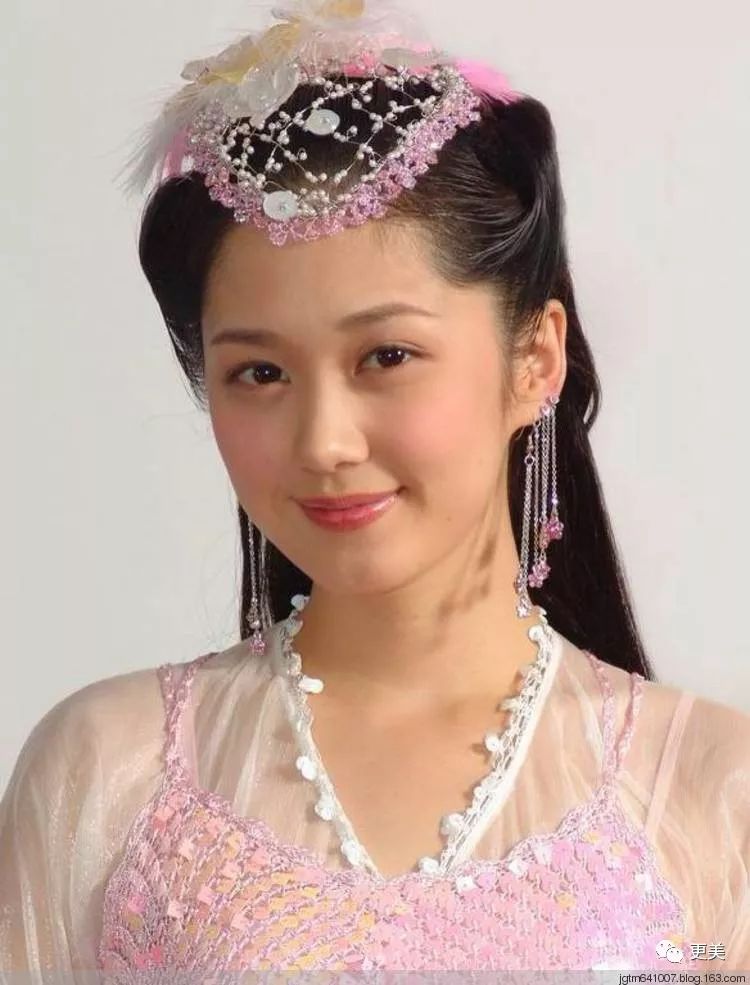 牛欣欣穿内衣_美女只穿内衣(3)