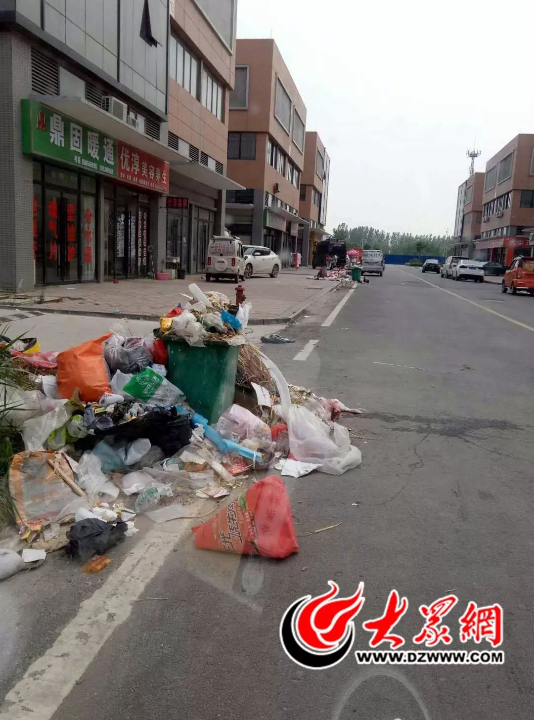 网友反映菏泽毅德城垃圾成堆,记者采访后已开